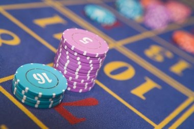 Live betting interface on totofarm Bikini Paradise: real-time balance, betting circles, dealer stream, and chat window